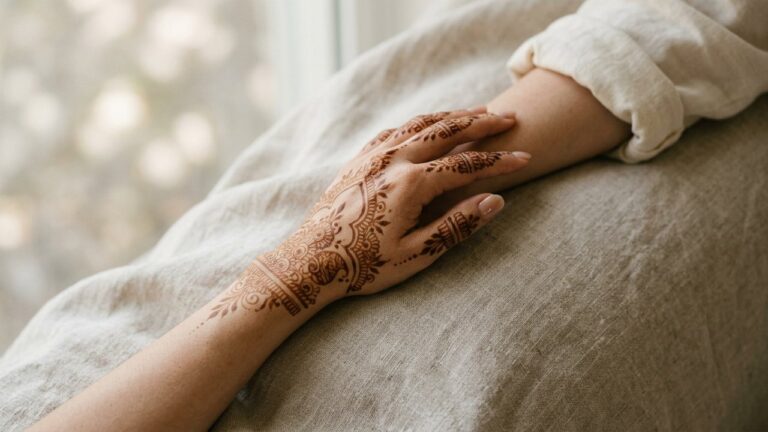 Tatouage au henné frais sur la peau avec couleur brun-auburn