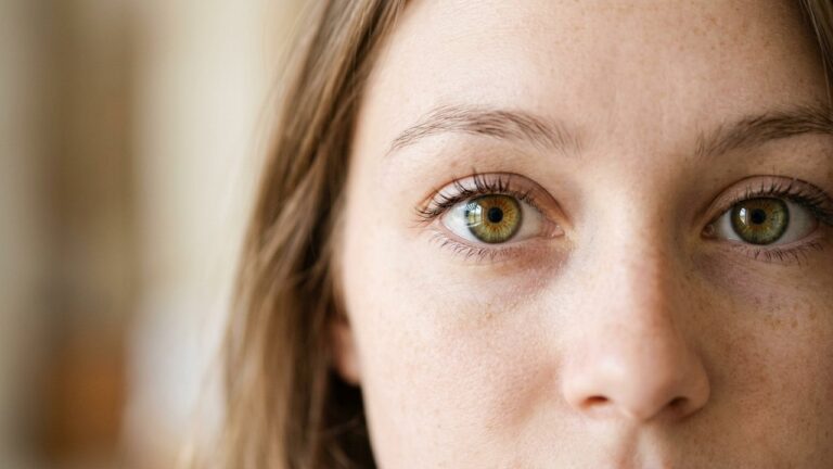Yeux hazel avec dégradé de vert et marron dans l'iris