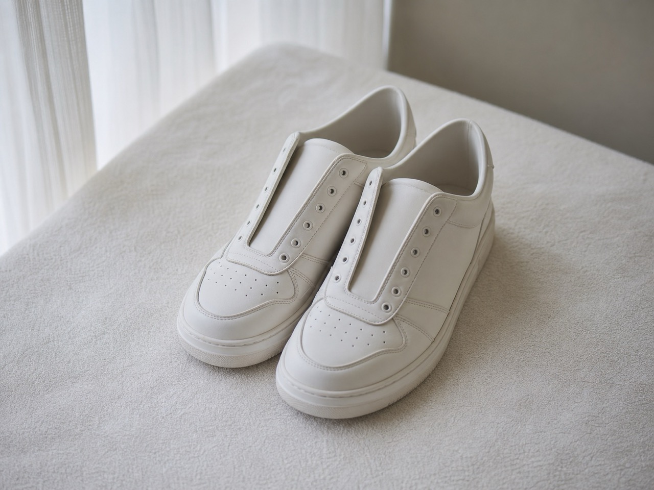 Lacets et semelles retirés avant de laver des baskets