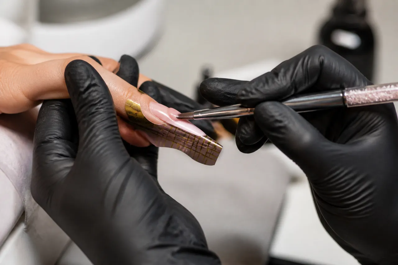 Pose de gel pour renforcer ou rallonger l'ongle