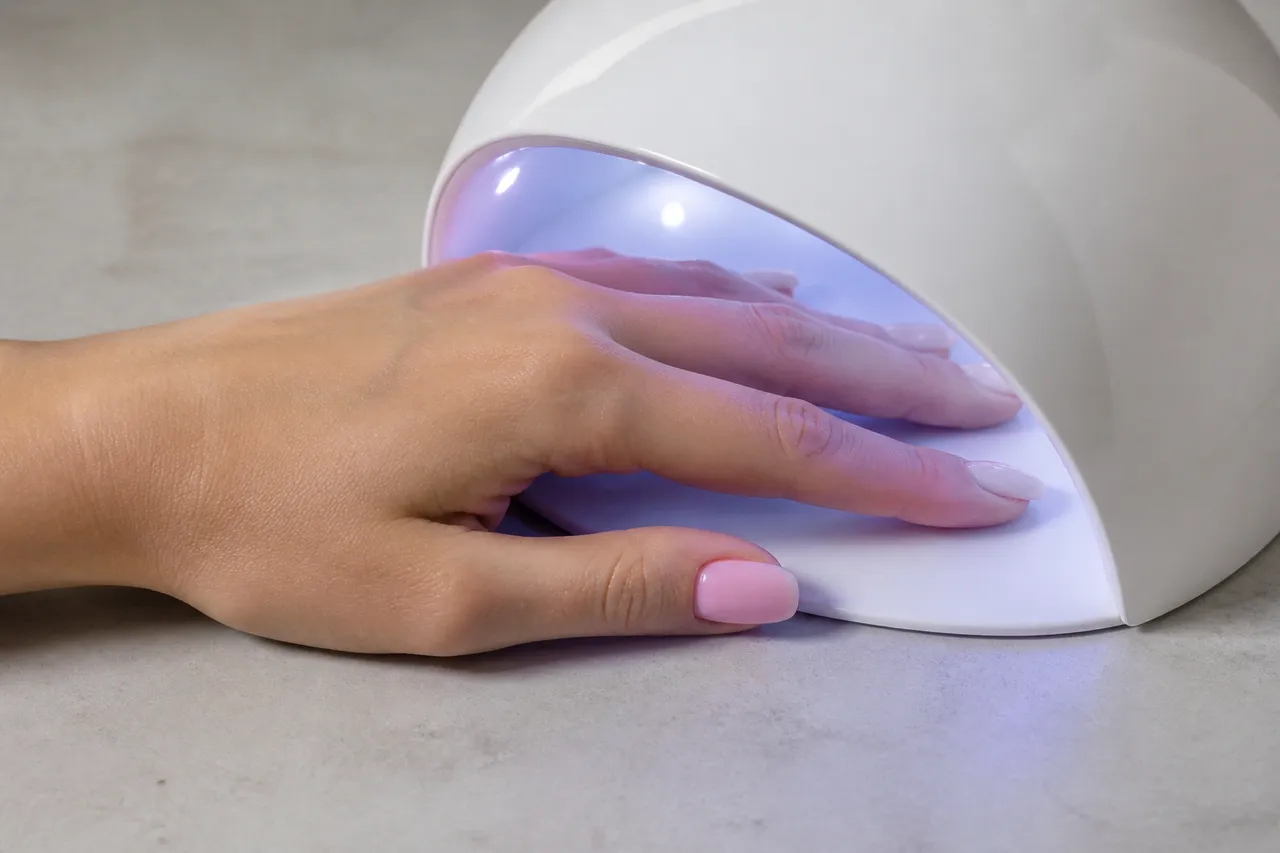 Vernis semi-permanent sous lampe UV, difficile à retirer sans acétone