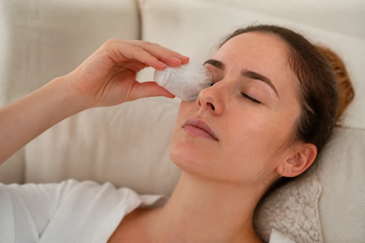 Dégonfler ses yeux avec un glaçon enveloppé dans un tissu