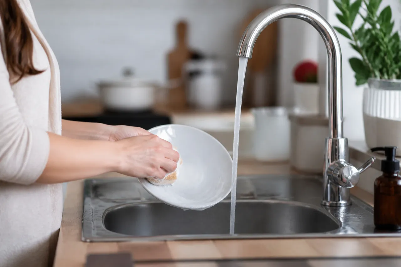 Lavage des mains sans gants qui fragilise des ongles dédoublés