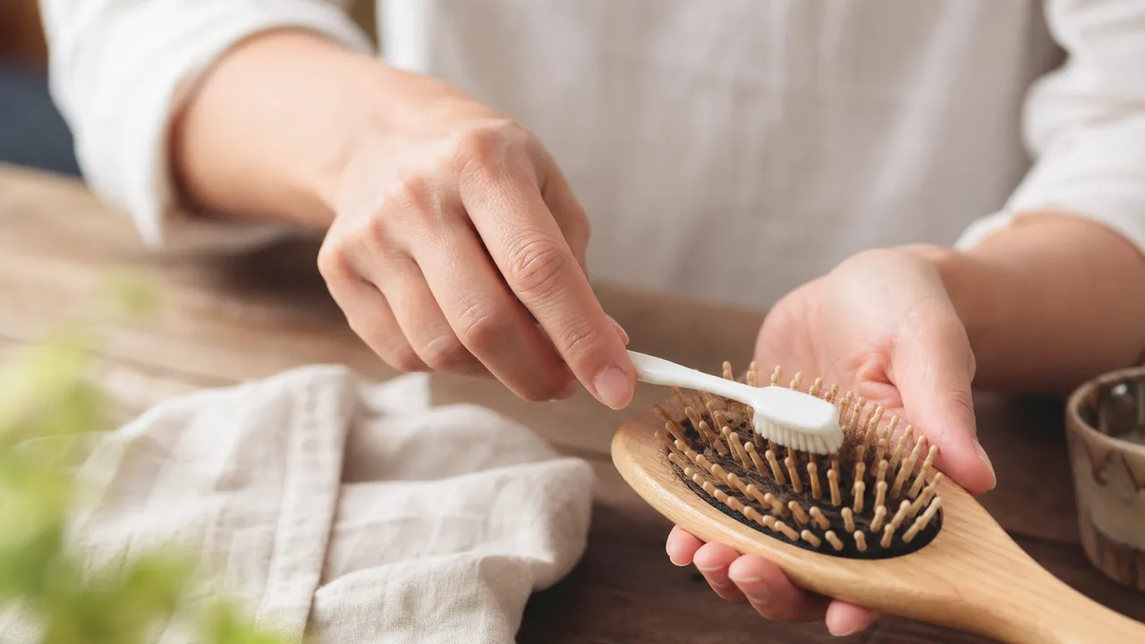 Nettoyage d'une brosse à cheveux avec eau savonneuse