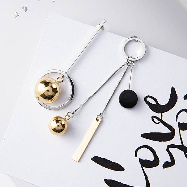 Boucles d'Oreilles Coréennes Asymétriques Boules 8